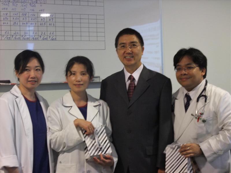 林鴻池委員於簡報結束後與台北慈濟醫院透析中心醫療團隊合影，右一為洪思群主任。